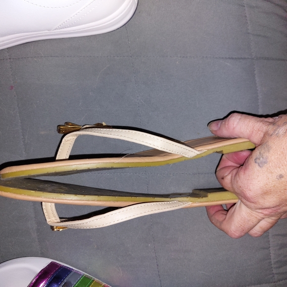 Tan flip-flops - Picture 2 of 3